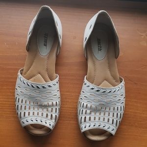 Earth white sandals size 10